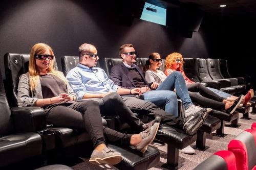 Fünf Personen im Kinosaal