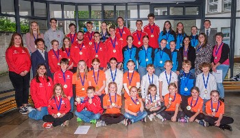 Gruppenfoto von zirka 50 Personen mit blauen Medaillenbändern um den Hals 