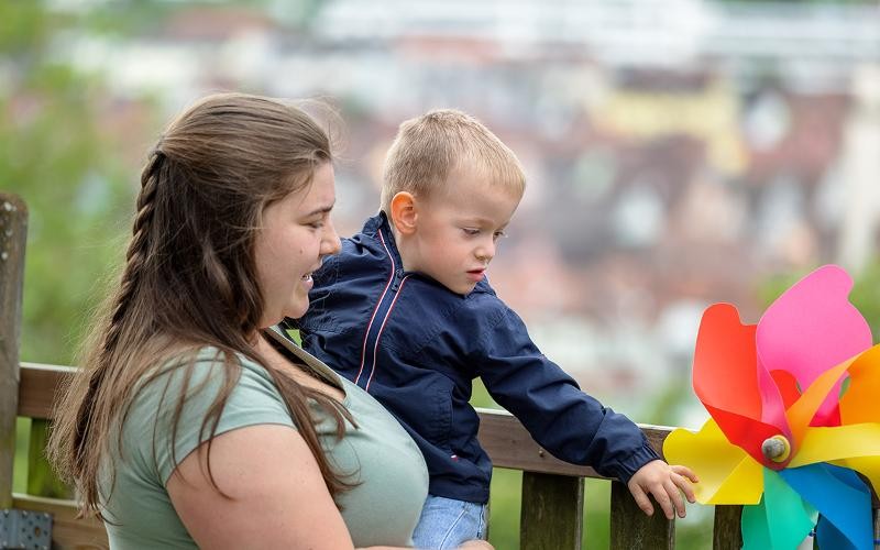 Auszubildende mit Kind auf dem Arm