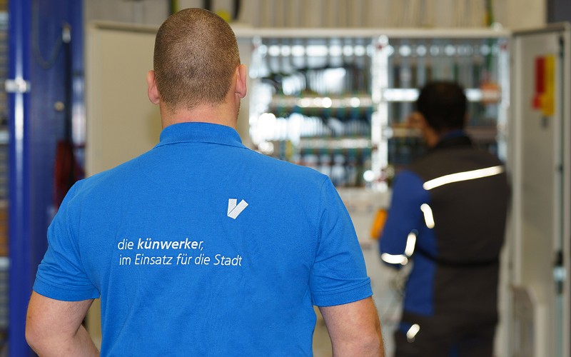 Ausbilder und Auszubildender vor einem Verteilerkasten