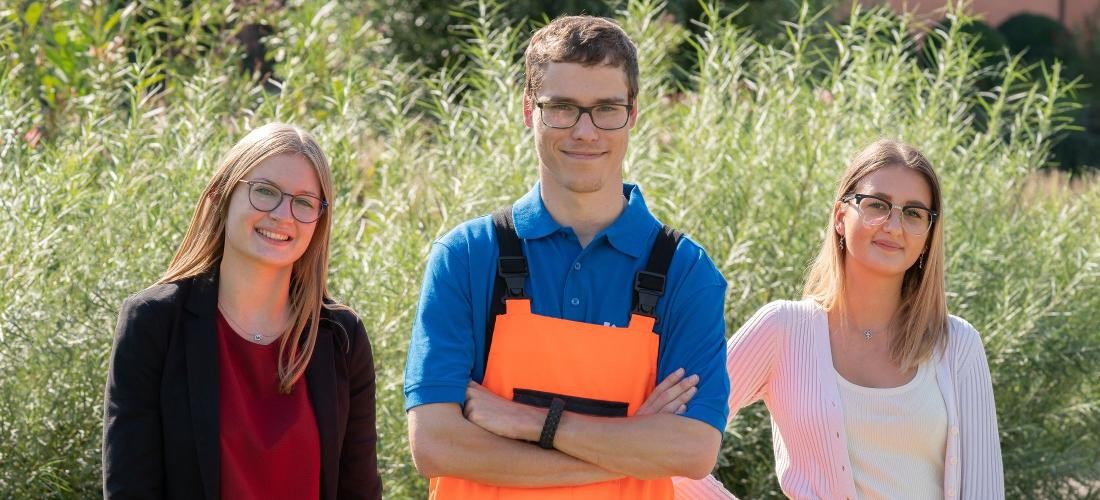 Drei junge Menschen stehen nebeneinander