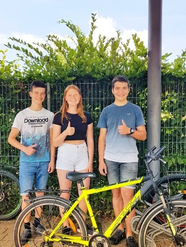 Drei Jugendliche mit Fahrrad