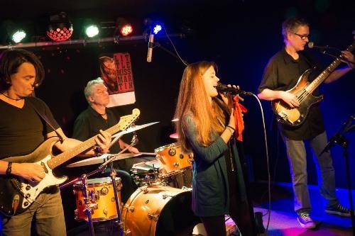 Band Little Miss Martin bei einem Auftritt.