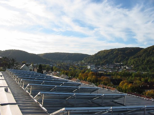 Photovoltaikpanels auf einem großen Gebäudedach