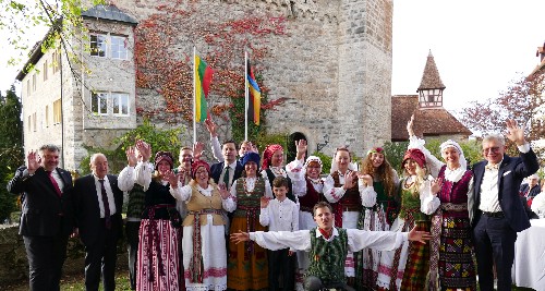 Foto einer Gruppe, die Folklore-Kleider trägt