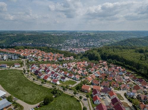 Luftbild von einem Gebiet mit vielen neuen Wohngebäuden