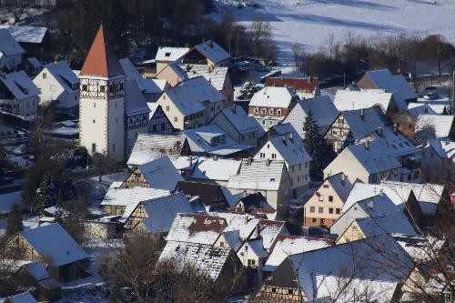 Blick von oben auf den Ortskern von Morsbach mit der Kirche. Es liegt Schnee.