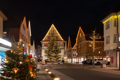 Hauptstraße bei Nacht mit festlicher Weihnachtsbeleuchtung