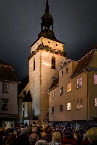 Menschenmenge auf der Straße vor der Johanneskirche beobachten das Engelesblasen auf dem Kirchturm