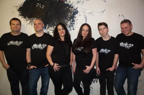 Die sechs Mitglieder der Band Shadows Revenge