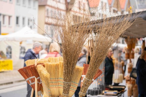 Besen werden auf dem Krämermarkt zum Verkauf angeboten.