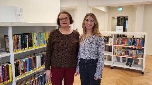 Die alte und neue Büchereileiterin in der Stadtbücherei.