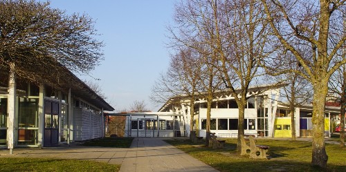 Blick auf das Schulareal Gaisbach, links Außenfassade Mehrzweckhalle, rechts Schulgebäude