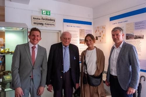 Vier Personen (Stefan Neumann, Prof. Reinhold Würth mit Tochter Marion und Landrat Ian Schölzel) bei der Eröffnung