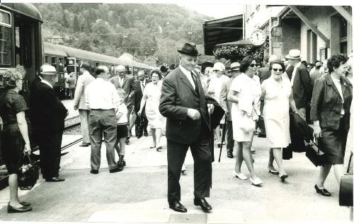 schwarz-weiß Foto, viele Menschen sind auf dem Bahnsteig unterwegs