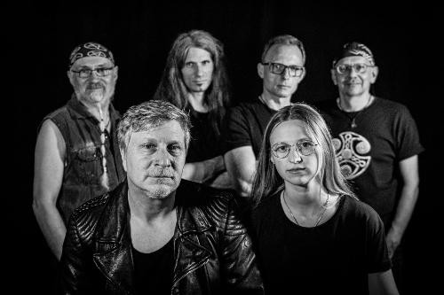 Schwarz-Weiß-Foto von den 6 Bandmitgliedern, alle in schwarz gekleidet.