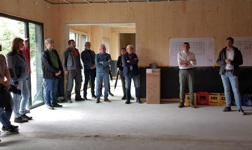 mehrere Personen stehen nebeneinander im Gebäude