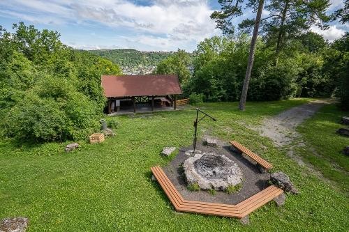 Grillplatz an der Wartbuerg mit Hütte und im grünen.