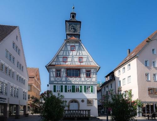 Schönes altes Gebäude in der Innenstadt mit Glockenturm.