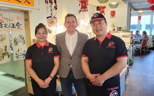 Bürgermeister Neumann steht zwischen dem Pächter und seiner Frau