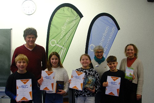 Schülerinnen und Schüler halten Stolz eine Urkunde in der Hand. Dahinter die Betreuerinnen und Betreuer.