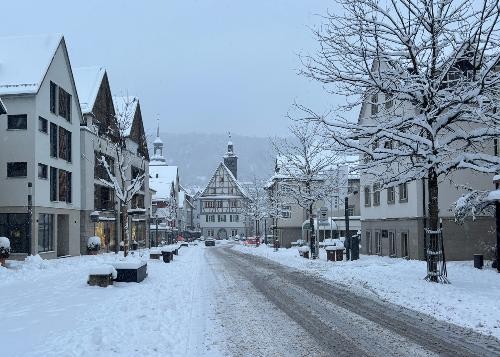 Die Künzelsauer Innenstadt voller Schnee. Im Hintergrund das Alte Rathaus