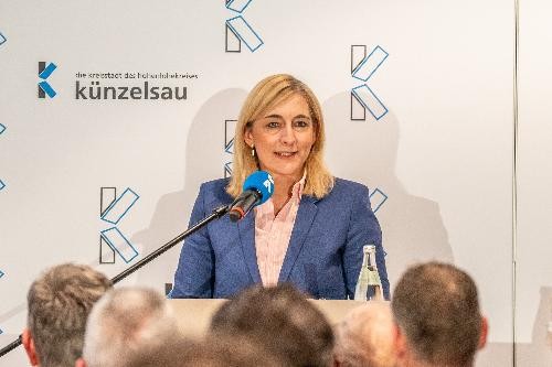 eine Dame spricht an einem Rednerpult in ein Mikro