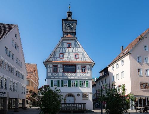 Das Alte Rathaus der Künzelsauer Altstadt. Mit stahlend blauem Himmel.