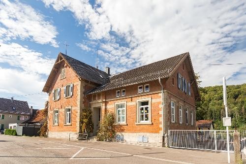 Eine Schule aus Backstein. Blauer Himmel