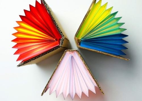 Bunt gebastelte Bücher Lampen.