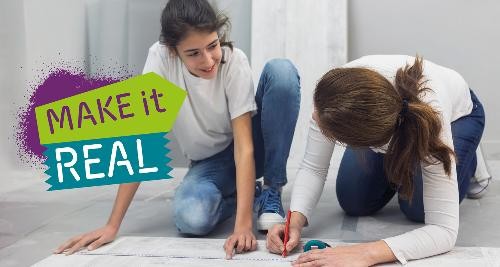 Kinder die auf dem Boden sitzen und basteln. Mit Logo MAKEitREAL