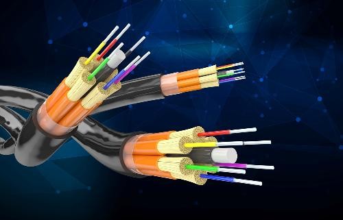 drei bunte Kabelstränge aus denen mehrere Kabelenden kommen, dunkelblauer Hintergrund