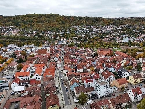Luftbild mit Blick auf die Künzelsauer Innenstadt, zentral in der Bildmitte die Haupstraße