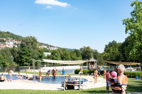 Blick auf Planschbecken, das aus zwei verbundenen runden Becken bestelt
