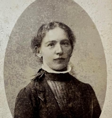 Ein altes Bild leicht gelblich und ein Portait von einer Dame mit schwarzer Kleidung.