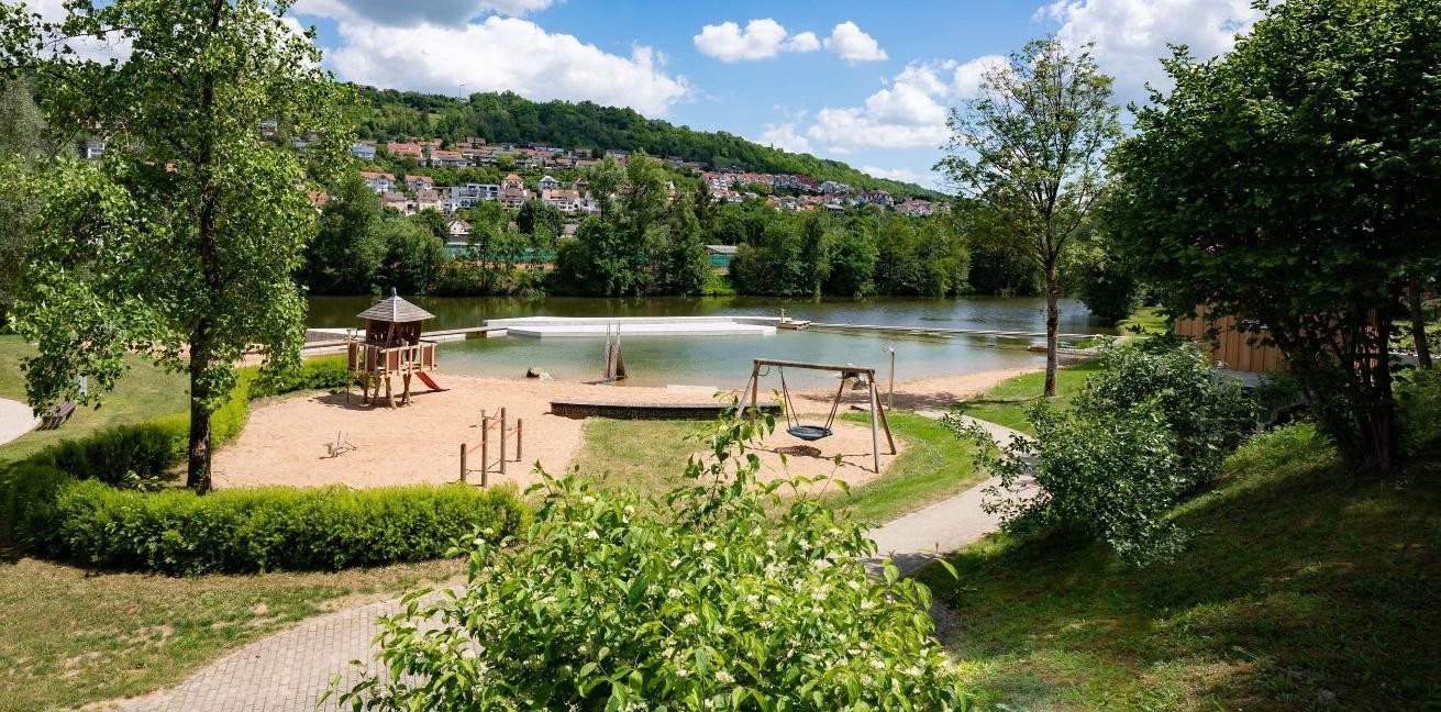 Kocherfreibad Künzelsau. Foto Olivier Schniepp. Kocherfreibad mit Spielplatz.