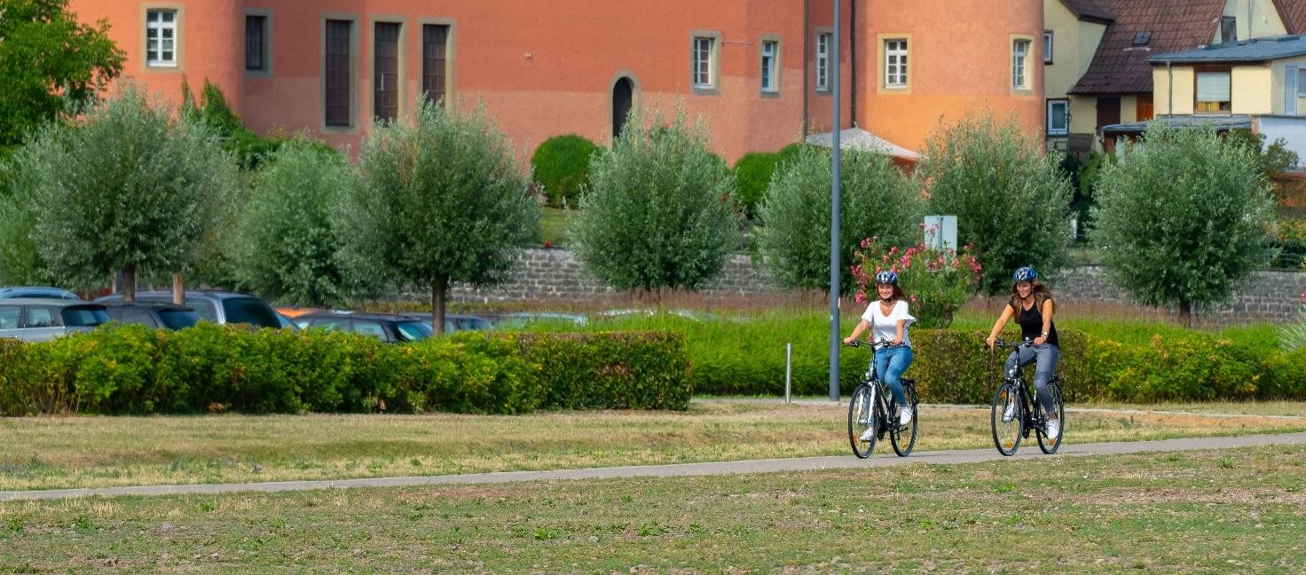 Zwei Frauen fahren Fahrrad.