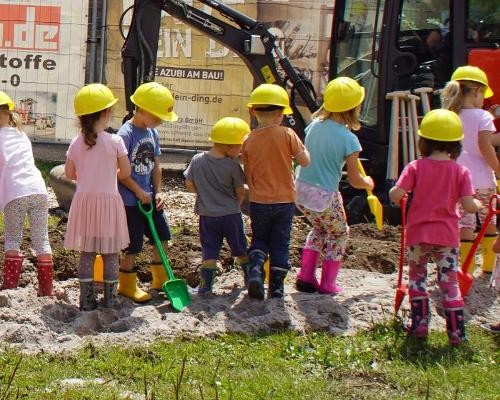 Was liegt eigentlich alles unter einer Straße? Kinder und Jugendliche bekommen Einblick, was wie auf der großen Baustelle am Stadteingang von Künzelsau läuft. Fotos Stadtverwaltung Künzelsau. Was liegt eigentlich alles unter einer Straße? Kinder und Jugendliche bekommen Einblick, was wie auf der großen Baustelle am Stadteingang von Künzelsau läuft. Fotos Stadtverwaltung Künzelsau.