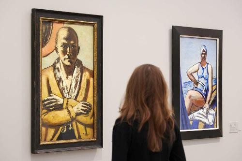 Foto: Würth / Ufuk Arslan Bild zeigt eine weiblich gelesenene Besucherin vor zwei Kunstwerken von Max Beckmann im Museum Würth 2 in Künzelsau.