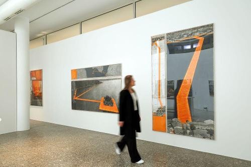 Foto: Würth / Ufuk Arslan Das Foto zeigt eine Besucherin, die vor Kunstwerken von Christo und Jeanne-Claude im Museum Würth läuft.