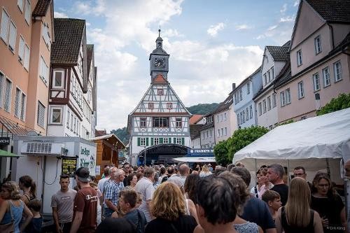Stadtfest 2023. Foto: Dirk König Mit Menschen gefüllte Straße mit Blick auf das Alte Rathaus