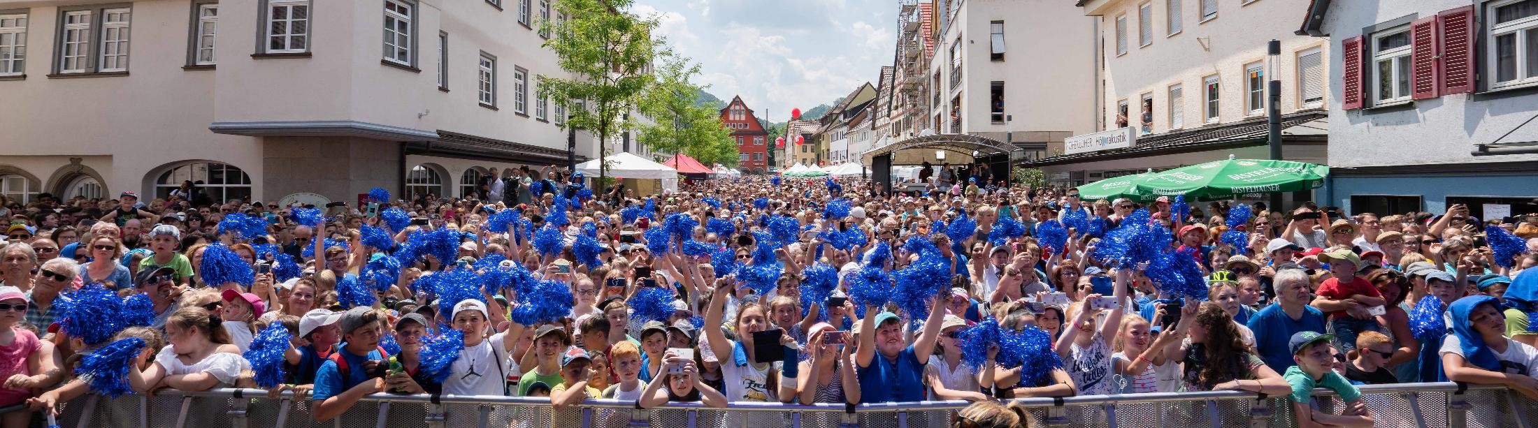 Menschenmasse bei einer Veranstaltung in der Hauptstraße