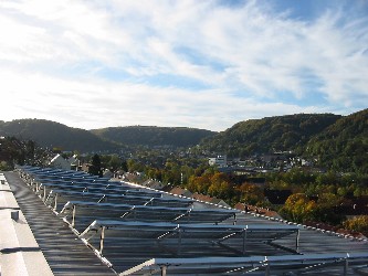 Photovoltaikpanels auf einem großen Gebäudedach