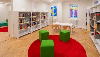 Blick auf die neuen Sitzmöglichkeiten und neuen Bücherregale der Stadtbücherei.