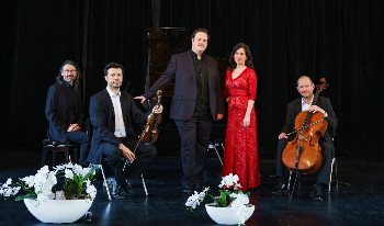 Sechs Musikerinnen und Musiker auf der Bühne der Stadthalle Künzelsau.