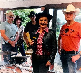 Zwei Musikerinnen und drei Musiker - alle mit Cowboy-Hüten