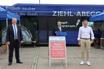 Landrat, Ziehl-Abegg Geschäftsführer und Bürgermeister vor dem Impfbus.