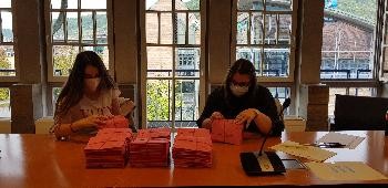 Zwei Personen beim Auszählen der Briefwahl im Künzelsauer Rathaus.