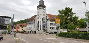 Blick auf eine Straßenkreuzung mit neuem Rathaus