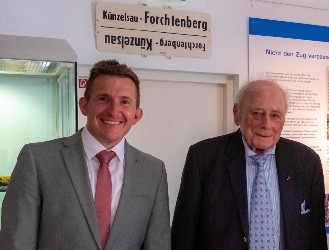 zwei Herren in Anzug und Krawatte